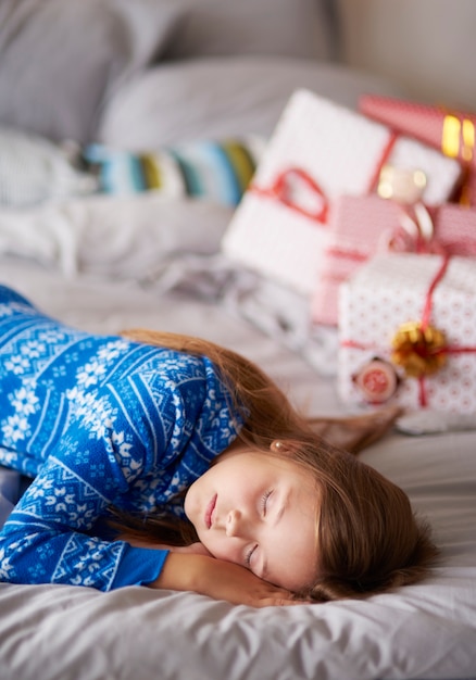 Free photo sleeping girl in christmas morning