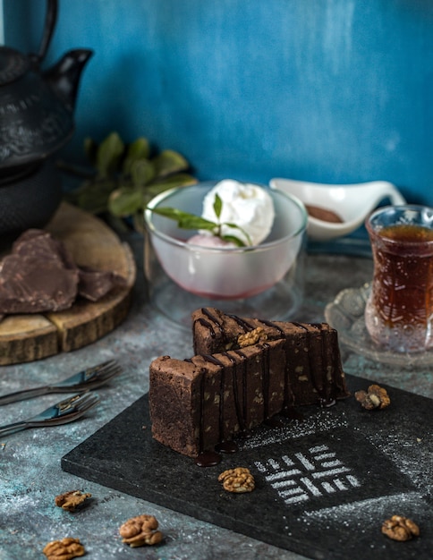 Free photo a slice of chocolate brownie cake with a glass of tea