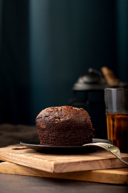 Free photo slice of chocolate cake on a wooden support