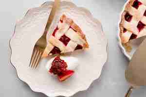 Free photo slice of strawberry jam pie