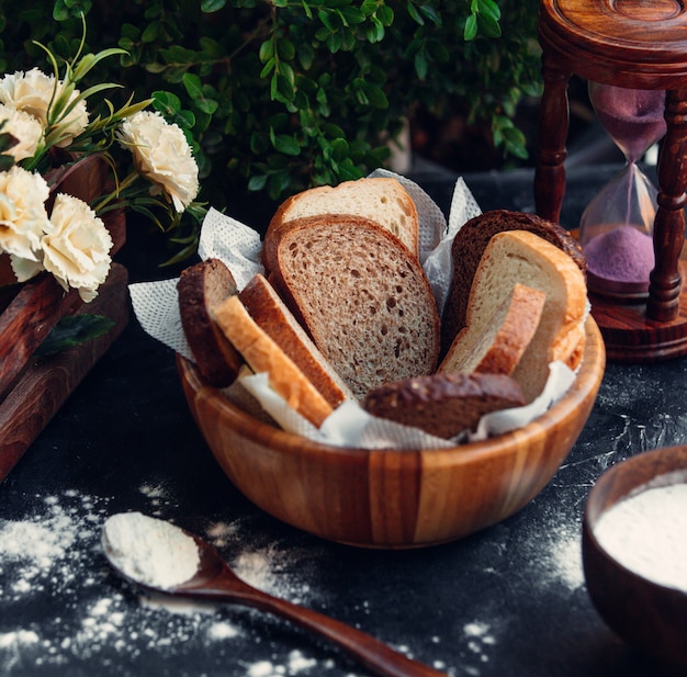 Free Photo sliced bread basket