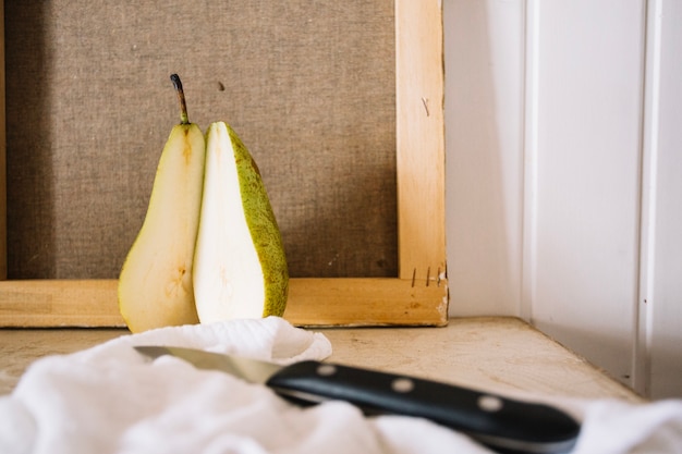 Free photo sliced halves od pear on table