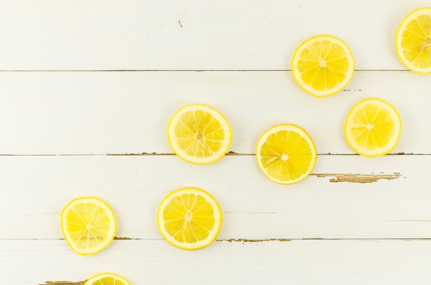 Free photo sliced lemons scattered on table