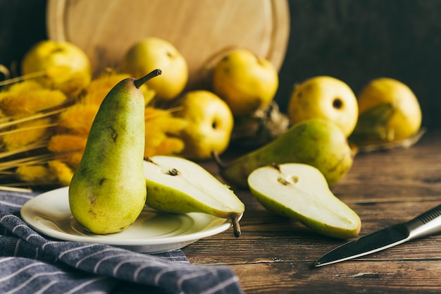 Free photo sliced pears placed on plate