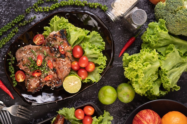 Free photo sliced ã¢ââã¢ââpork steak topped with white sesame and fresh pepper seeds along.