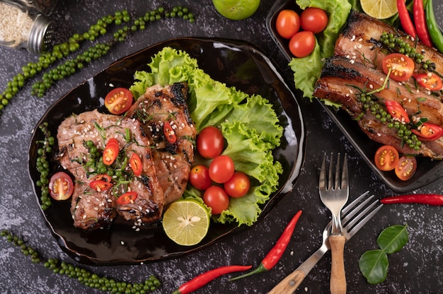 Free photo sliced pork steak topped with white sesame and fresh pepper seeds along.