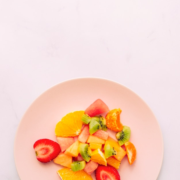 Free photo sliced ripe fresh tropical fruits on plate