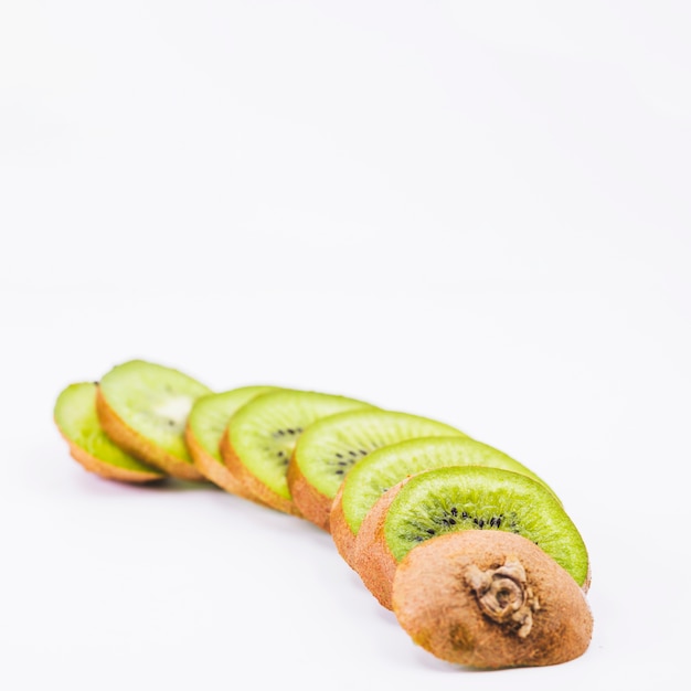 Free Photo slices of fresh kiwi fruits on white background