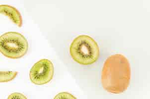 Free photo slices of kiwi on light background