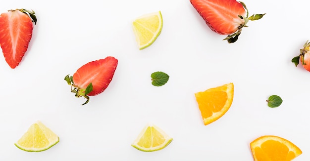 Free photo slices of strawberry and orange