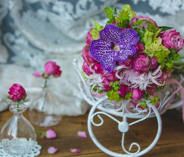 Small bridal bouquet inside wedding accesorices