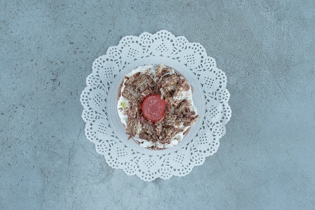 Free Photo a small cake on a doily on marble background. high quality photo