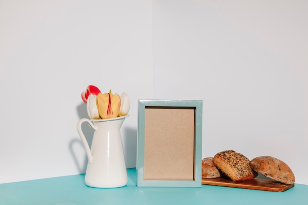 Small frame between flowers and pastry