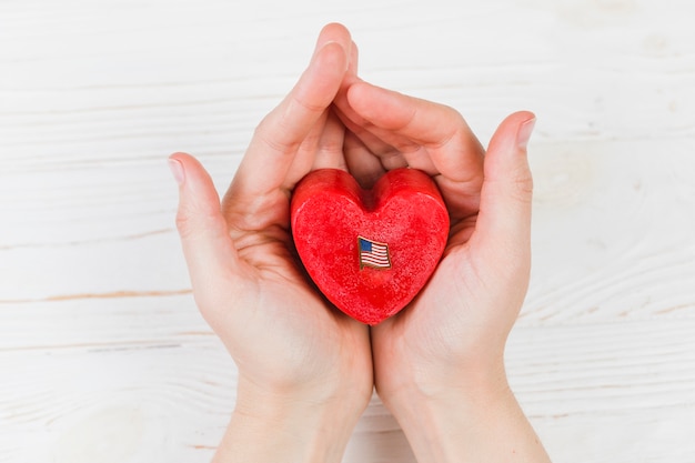 Free Photo small heart-shaped gift box in hands