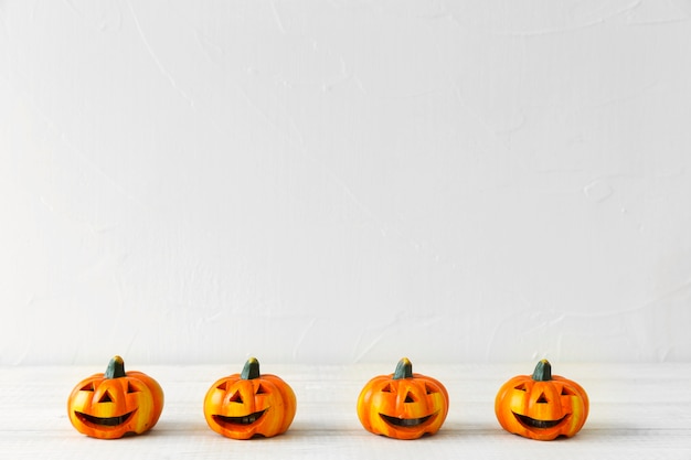 Free photo small jack-o-lanterns for halloween party