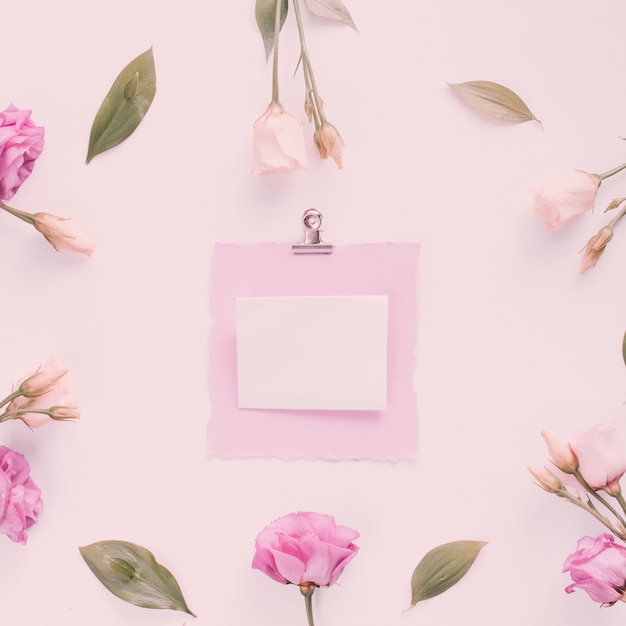 Free Photo small paper with rose flowers on table