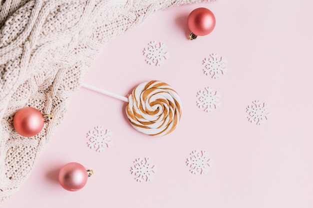 Free photo small snowflakes with candy on table