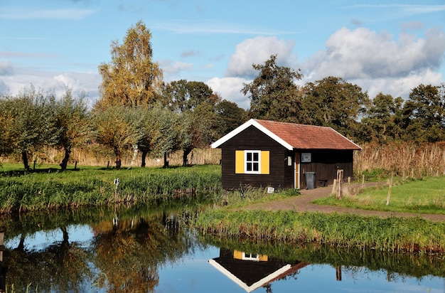 Free photo small wooden house near the lake in a rural area