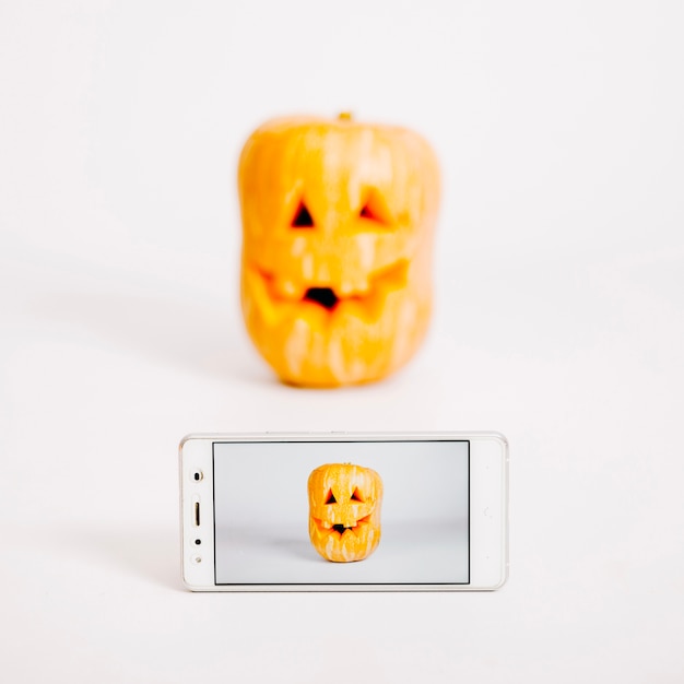 Free Photo smartphone with picture of jack-o-lantern