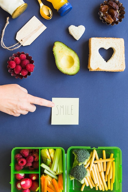 Free photo smile sign concept with vegan lunch space