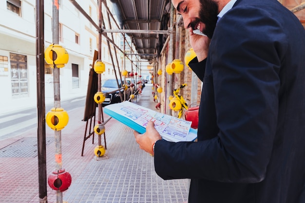 Free photo smiley businessman talking on the phone