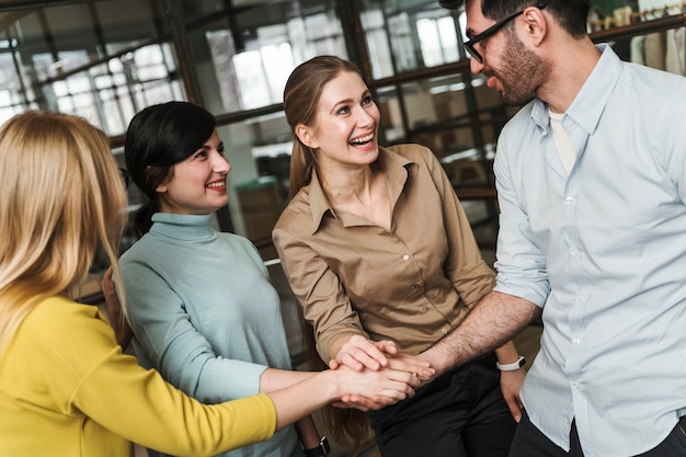 Free photo smiley businesspeople during a meeting indoors