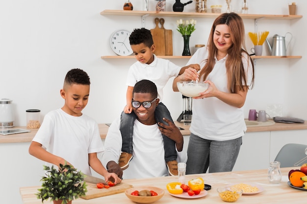 Smiley family preparing dinner together