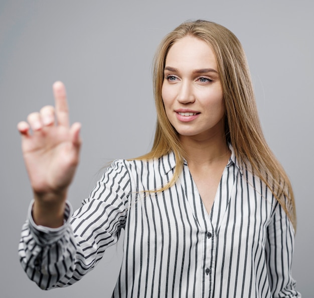 Free photo smiley female scientist reproducing virtual reality movements