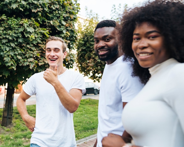 Free photo smiley intercultural friends looking at camera