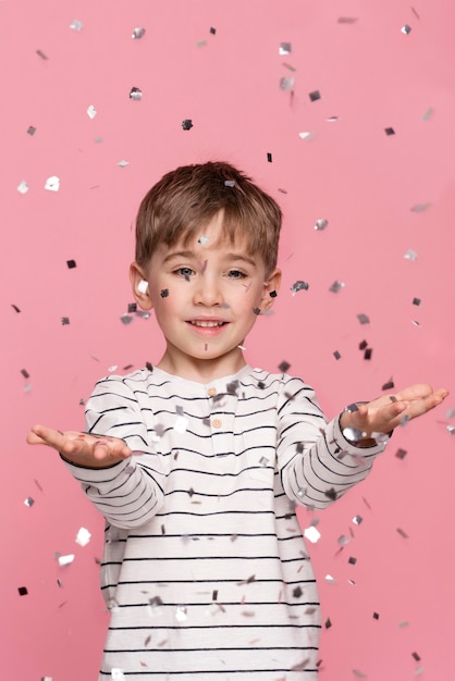 Free photo smiley little boy celebrating her birthday