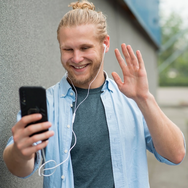 Free photo smiley man talking on smartphone