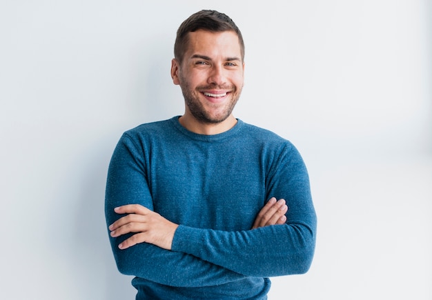 Free photo smiley man with arms crossed posing