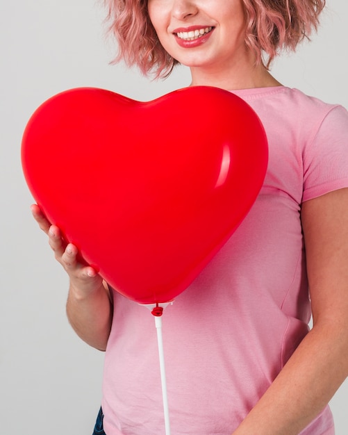 Free photo smiley woman posing with balloon