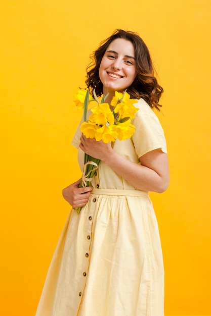 Free photo smiley woman with flowers