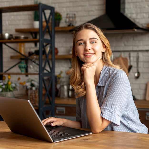 Free photo smiley young girl with a laptop