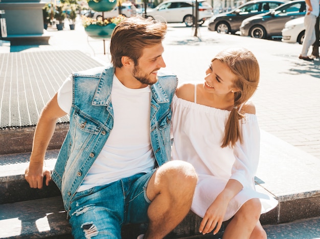 Free photo smiling beautiful girl and her handsome boyfriend.