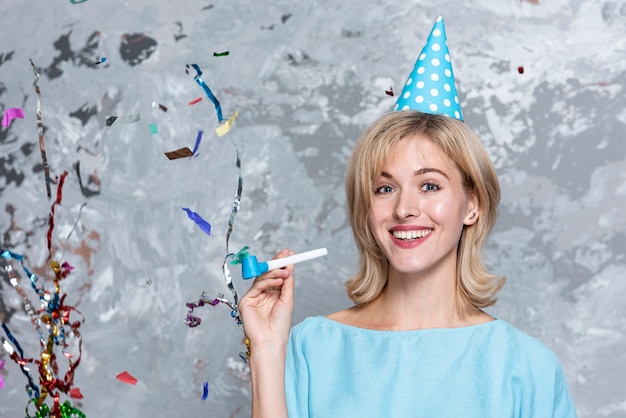 Free photo smiling blonde woman with party hat