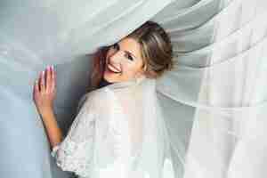 Free photo smiling bride in veil