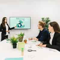 Free photo smiling businesswoman giving presentation on world environment day to hr colleagues