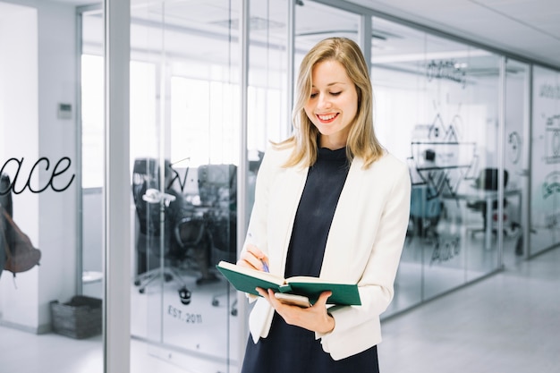 Free photo smiling businesswoman reading