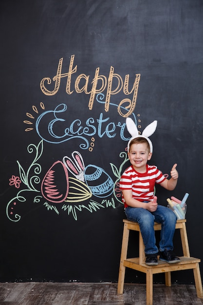 Free photo smiling cute little boy wearring easter bunny ears