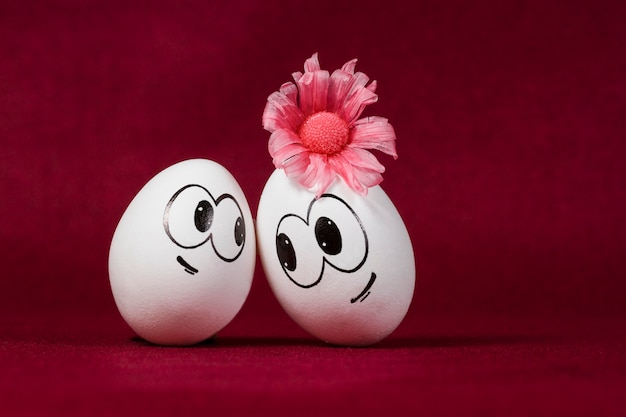 Free photo smiling eggs on burgundy background