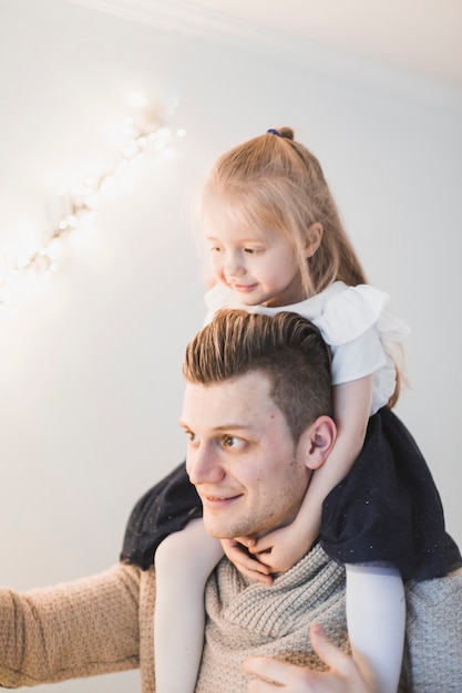 Free photo smiling father and daughter at christmas