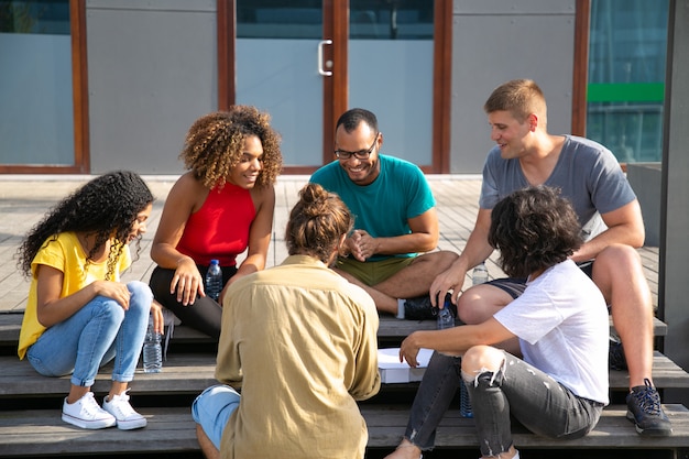 Free photo smiling friends spending time outdoors