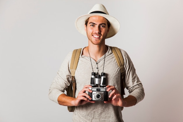 Free photo smiling hipster style tourist with camera