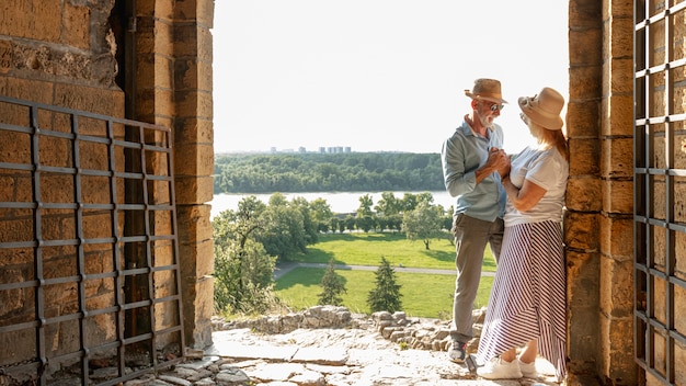 Free photo smiling man squeezing a lady's hand