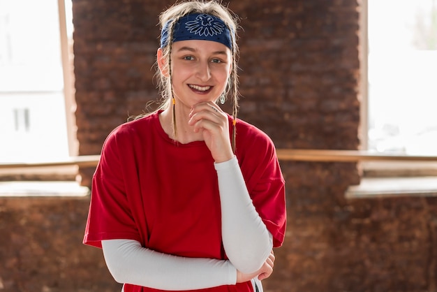 Free Photo smiling portrait of a female dancer looking at camera