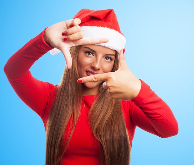 Free photo smiling woman making a frame with her fingers