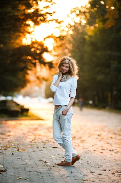 Free photo smiling young woman on an autumn day