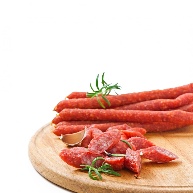 Free photo smoked sausage with rosemary, peppercorns and garlic